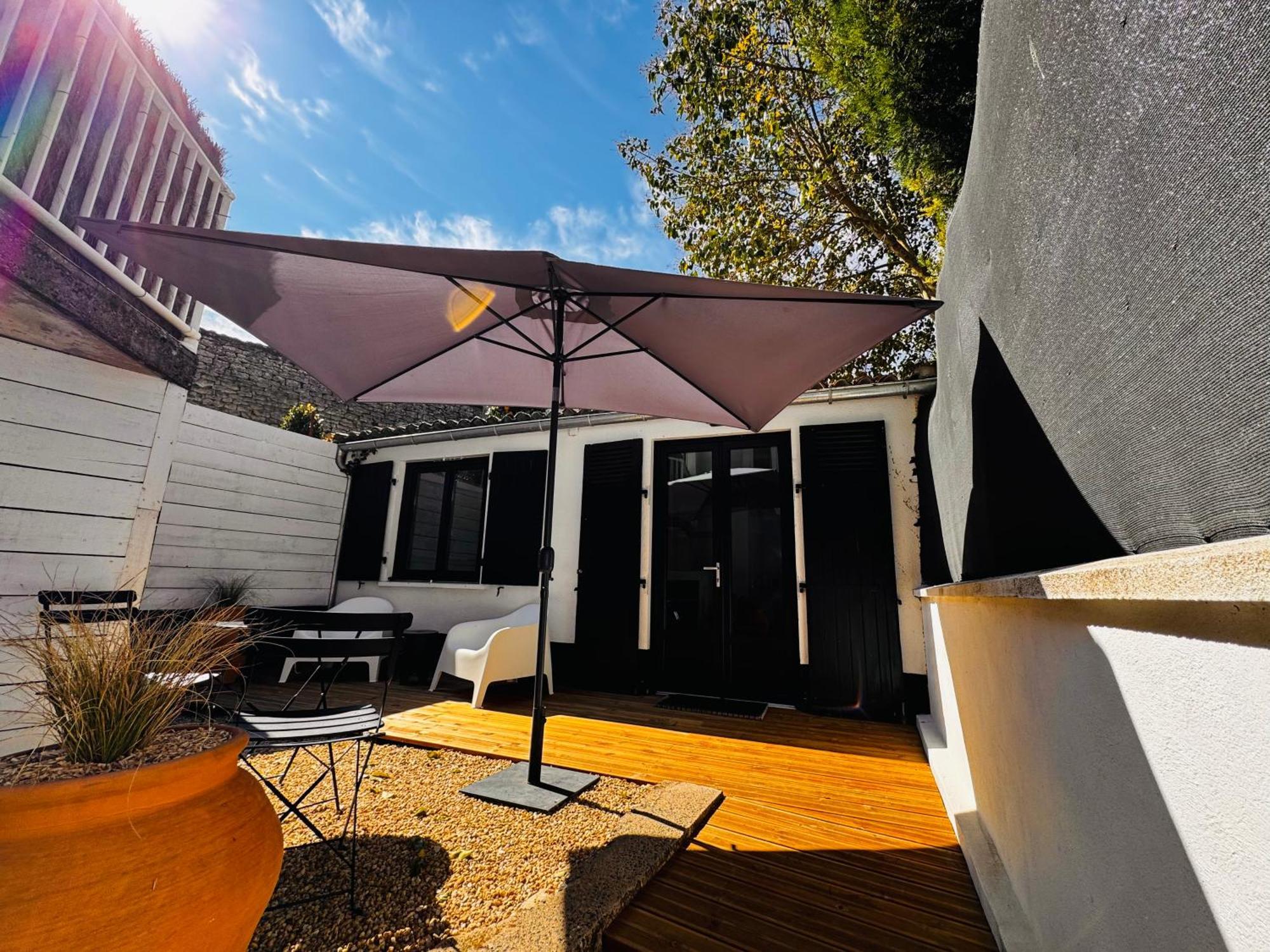 Le Petit Re, Hypercentre, Garage Prive, Terrasse Apartment Niort Bagian luar foto